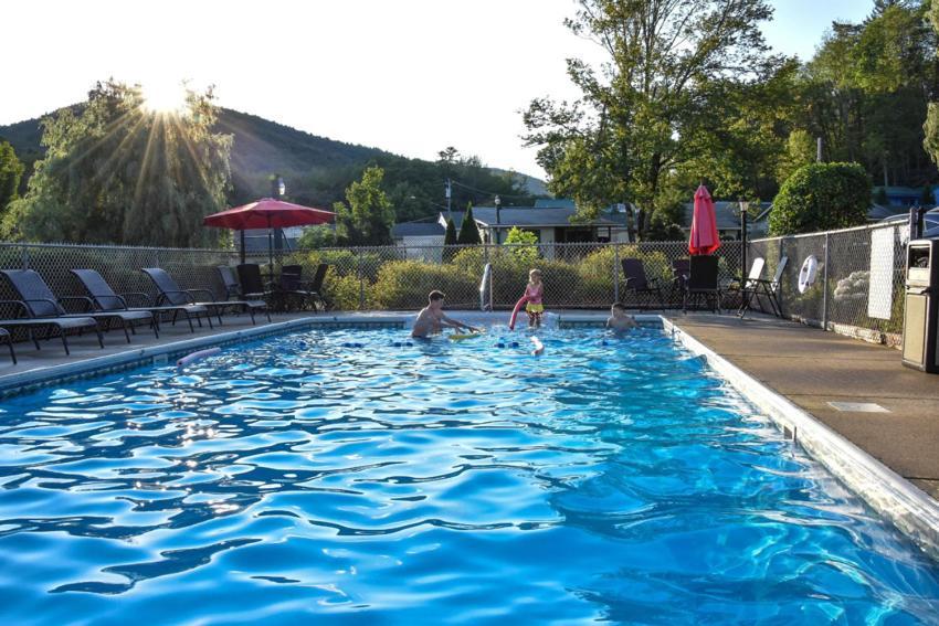 Adirondack Sunrise Lodge Lake George Exterior photo