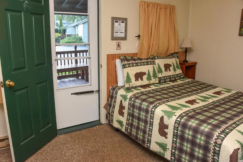 Adirondack Sunrise Lodge Lake George Exterior photo